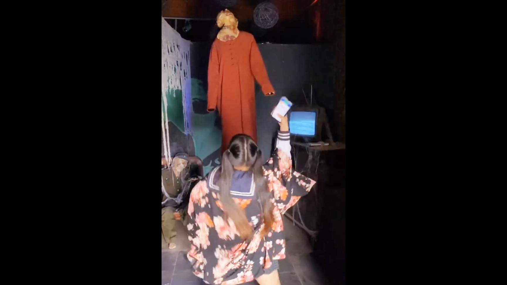 【究极土味尬剧】在鬼屋跳宅舞?我是真没想到!